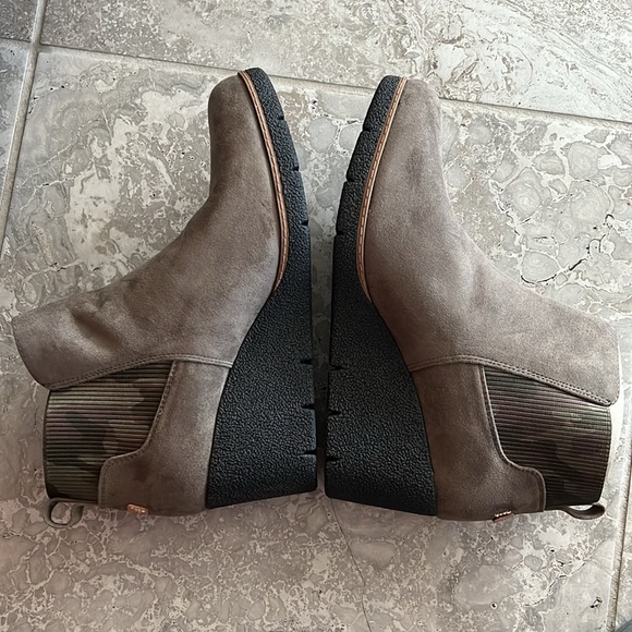 Dr. Scholl's Lean In Wedge Chelsea Boots Olive, Size 11, New in Box - Picture 6 of 12